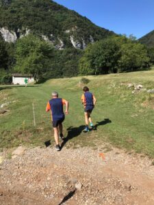 Camminatori tra i prati della Valsolda alla Passeggiata Fogazzariana