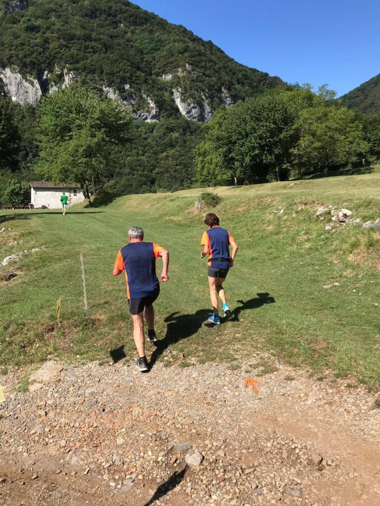 Camminatori tra i prati della Valsolda alla Passeggiata Fogazzariana