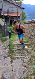 Runner sulla mulattiera con vista sul Lago Ceresio durante la Passeggiata Fogazzariana