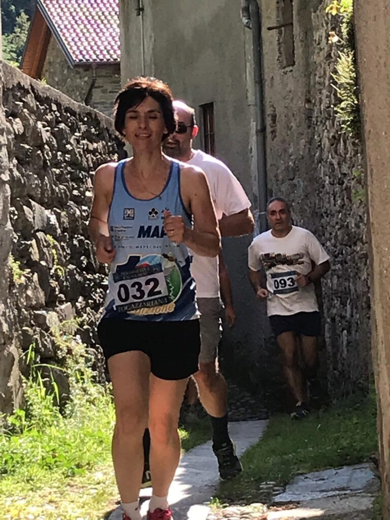 Passaggio tra i vicoli di un borgo della Valsolda durante la Passeggiata Fogazzariana