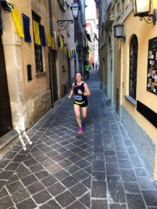 Runner nel centro storico durante la Passeggiata Fogazzariana in Valsolda