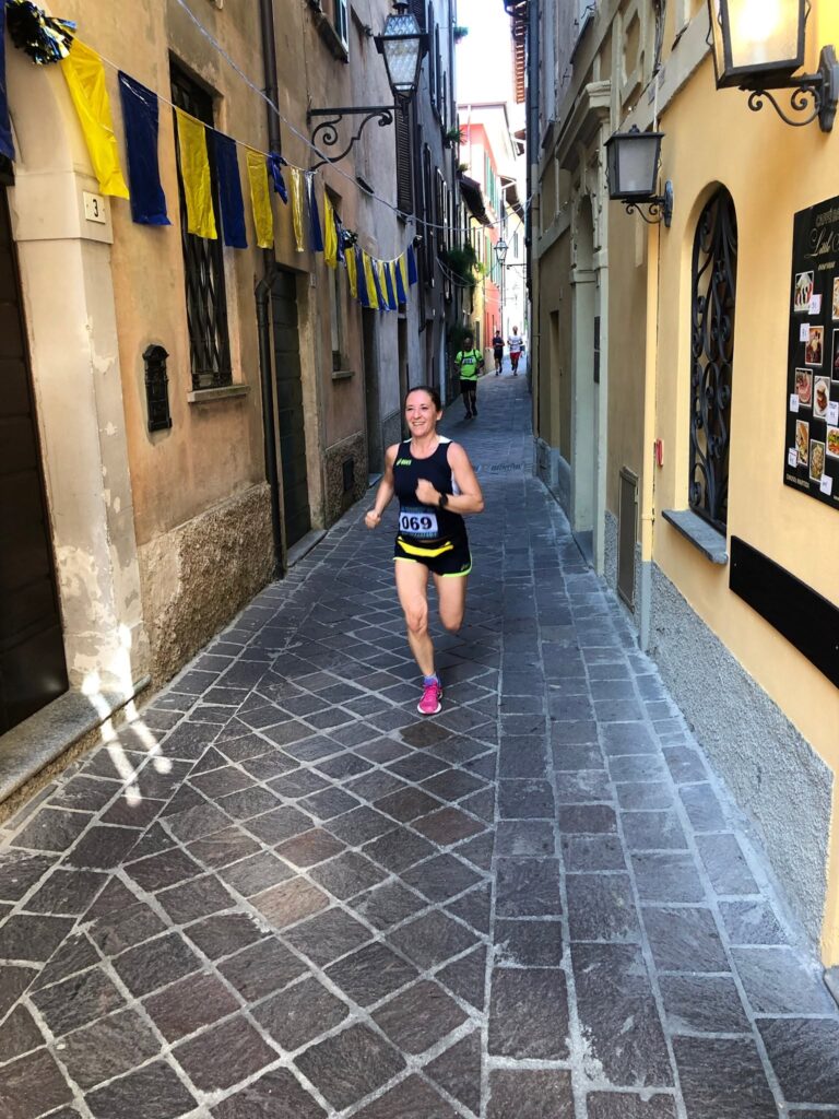 Runner nel centro storico durante la Passeggiata Fogazzariana in Valsolda