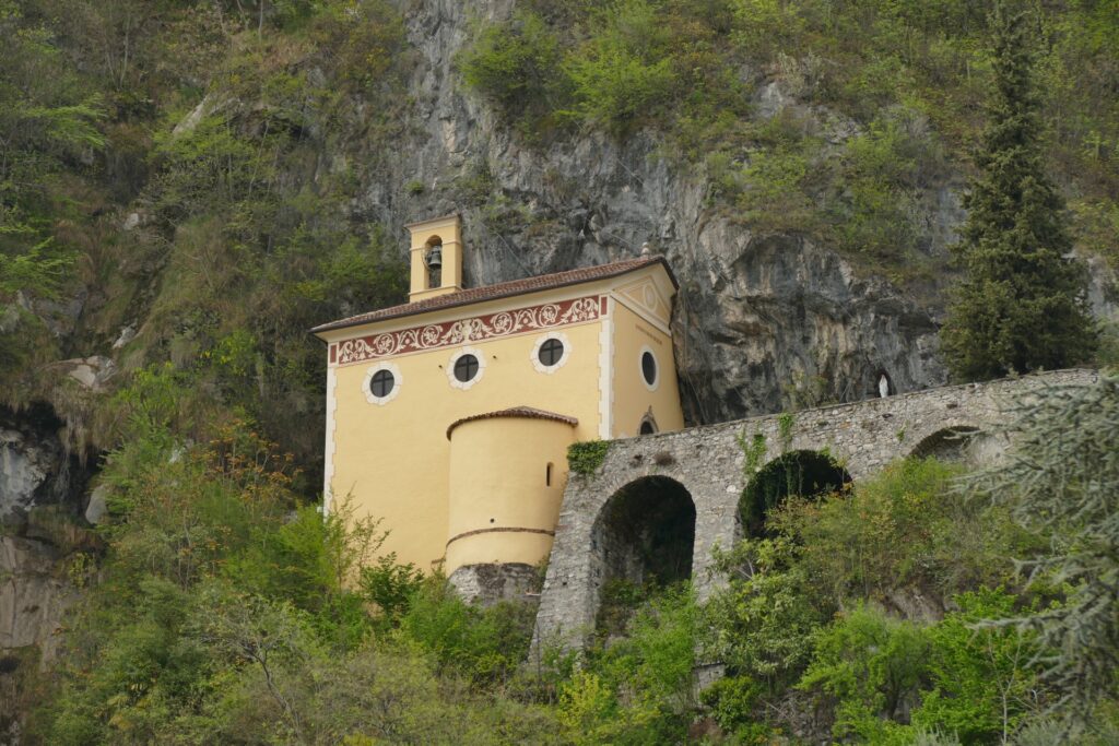 Oratorio di San Rocco a Porlezza, chiesetta sul Lago Ceresio, sede della festa patronale del 16 agosto