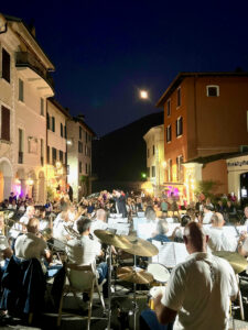 Concerto serale della Filarmonica di Valsolda in Piazza Roma a San Mamete, sul Lago Ceresio