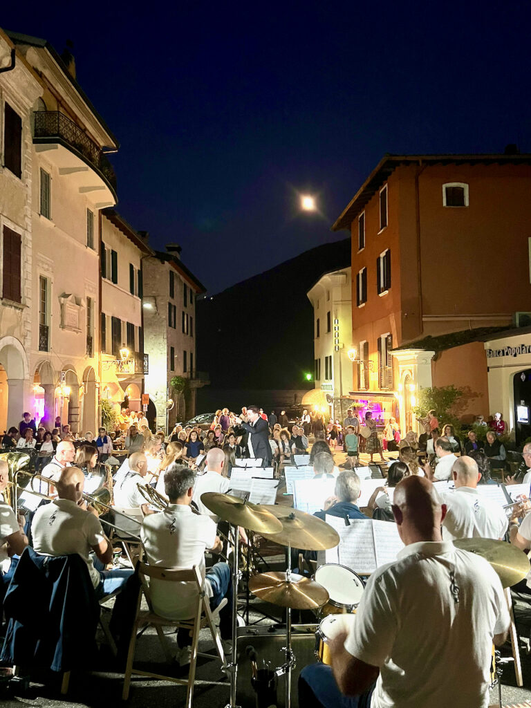 Concerto serale della Filarmonica di Valsolda in Piazza Roma a San Mamete, sul Lago Ceresio