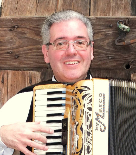 Il fisarmonicista Ivan Porta con la sua fisarmonica