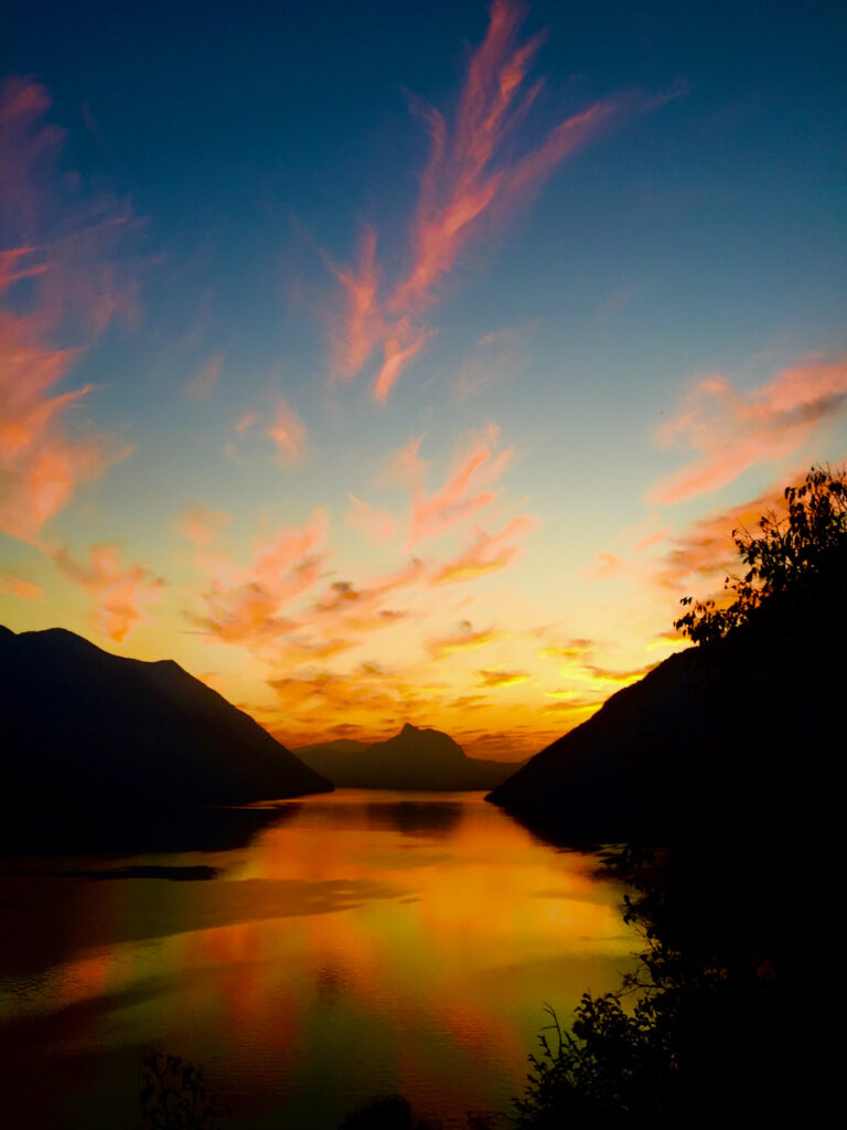 Il tramonto d'autunno sul Lago Ceresio.